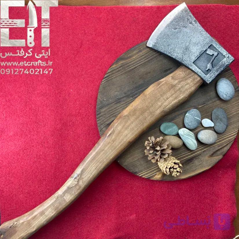 تبر فولادی مدل کنده زن آمریکایی سعید بیات (تیغه فولاد ریخته‌گری و دسته چوب نارون ۶۰ سانتی‌متری) دست ساز زنجان — تصویر 1