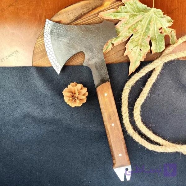 تبر یک تکه فولادی هما مدل ماهی با دسته چوب جنگلی دست‌ساز زنجان + غلاف چرمی — تصویر 1