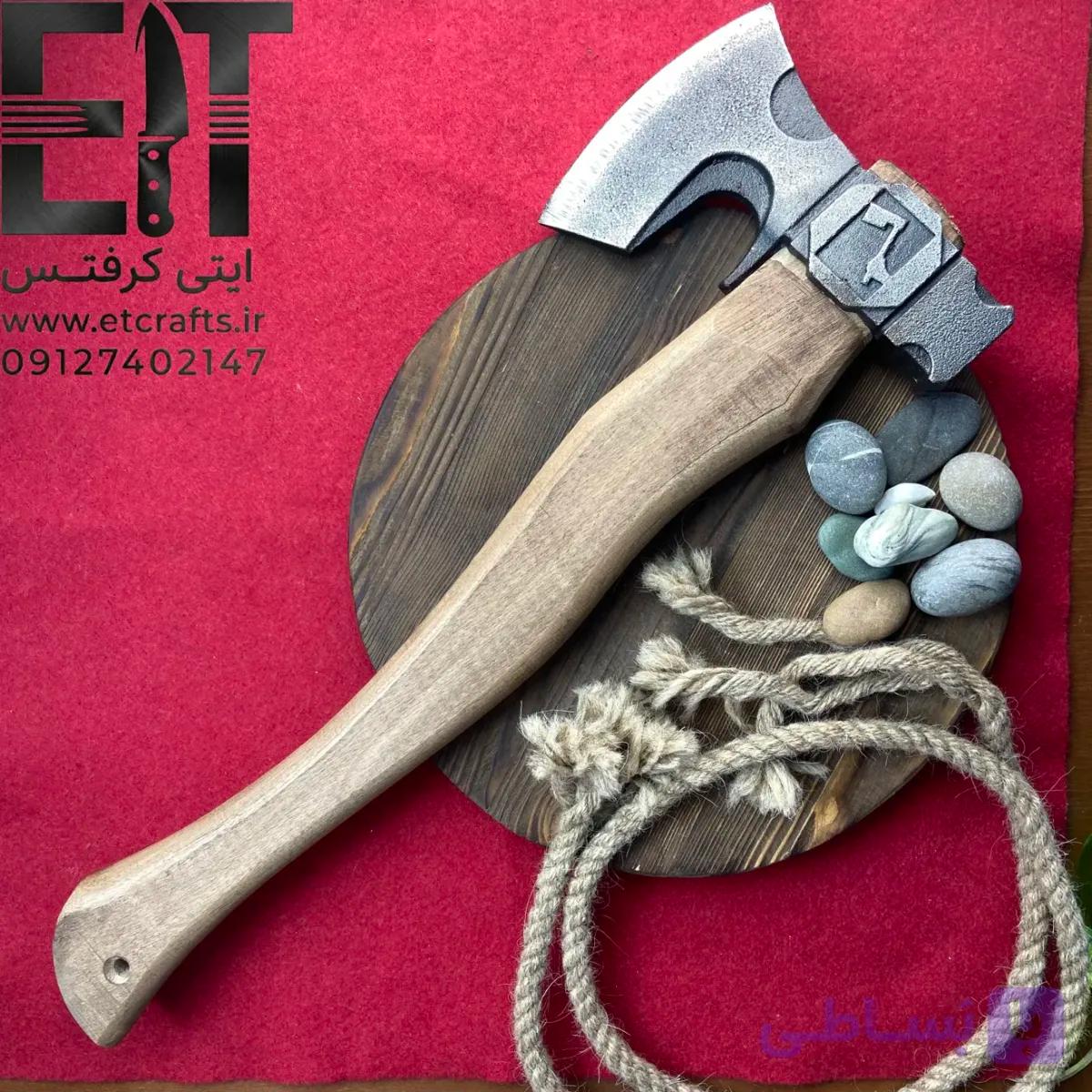 تبر فولادی مدل چکشی سعید بیات (تیغه فولاد ریخته‌گری و دسته چوب نارون (قره آغاج) دست ساز زنجان با چکش) — تصویر 1