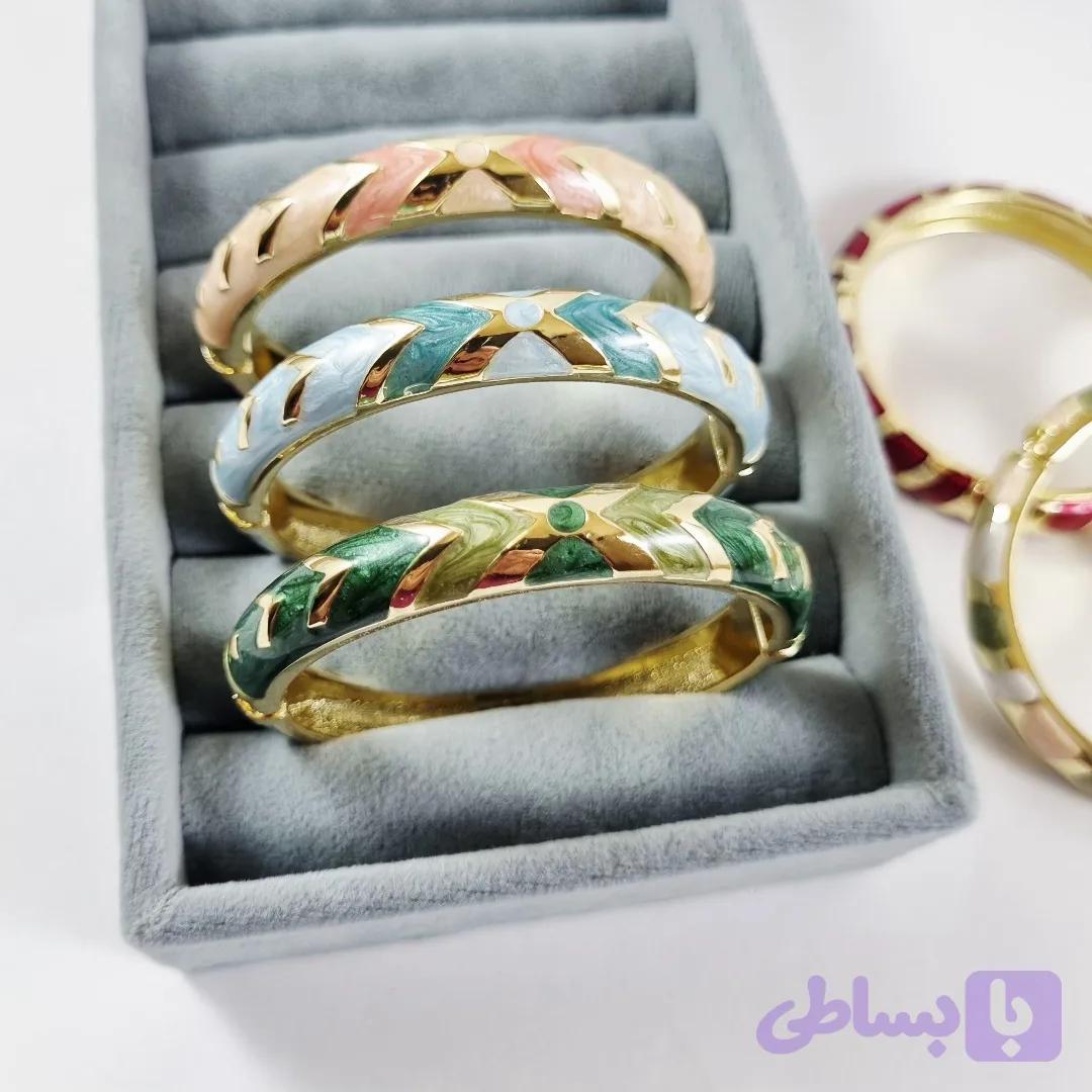 النگو پهن زنانه طرح میناکاری رنگ پاستیلی دور مچ ۱۷ سانت | دلسامه — تصویر 1