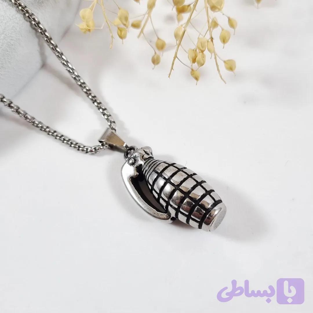 گردنبند مردانه طرح نارنجک نقره‌ای با زنجیر استیل ۶۰ سانتی | دلسامه