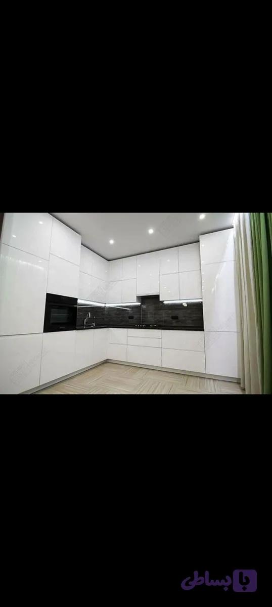 کابینت سفارشی هایگلس سفید و رنگی پاک چوب کدD۱۲۰