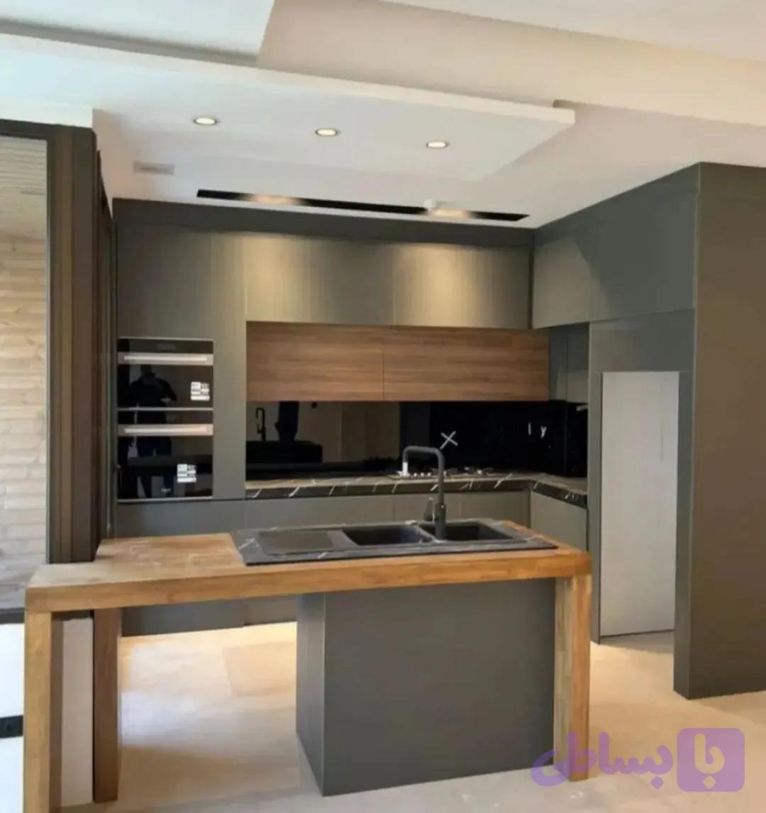 کابینت سوپر مات باصفحه فینگر جوینت طرح چوب کدFF۳۱۷