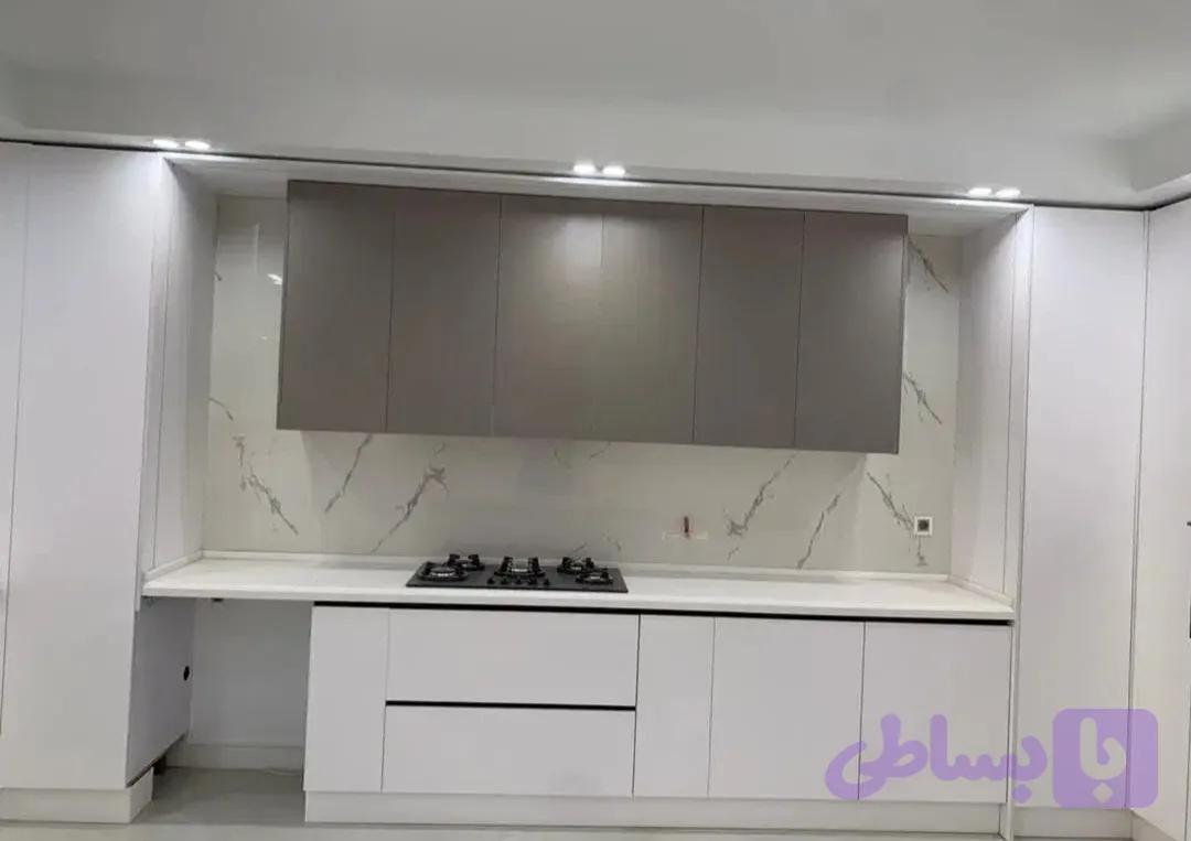 کابینت هایگلاس طوسی سفید در۴قسط کد ۴۹۳
