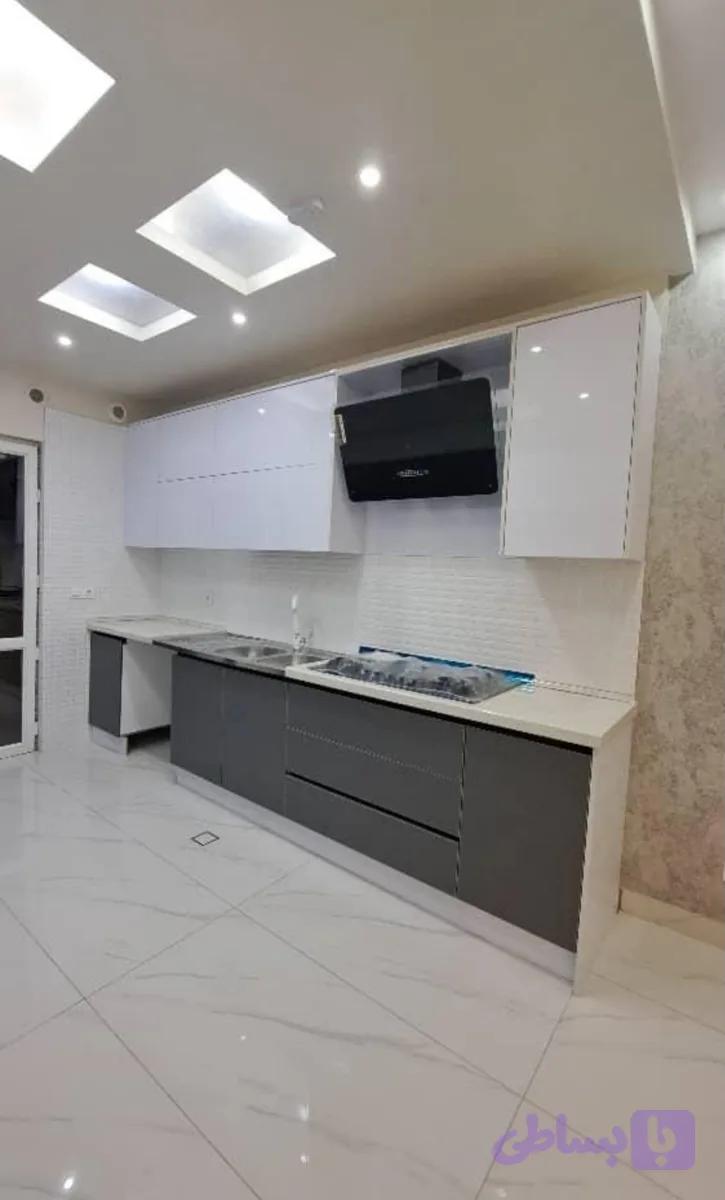 کابینت هایگلس سفید طوسی براق کد۰۲۲۷