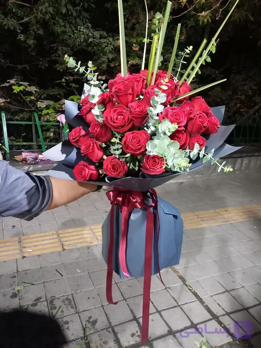 دسته گل رز هلندی ۴۰ شاخه با تزئین
