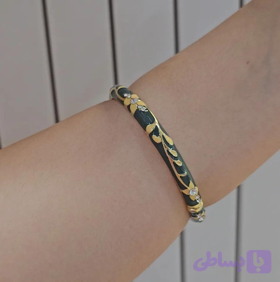 بنگل رنگ یشمی با آبکاری طلا درجه یک با طرح و نقشی منحصر به فرد و رنگ ثابت مناسب استفاده روزانه از آویدخت