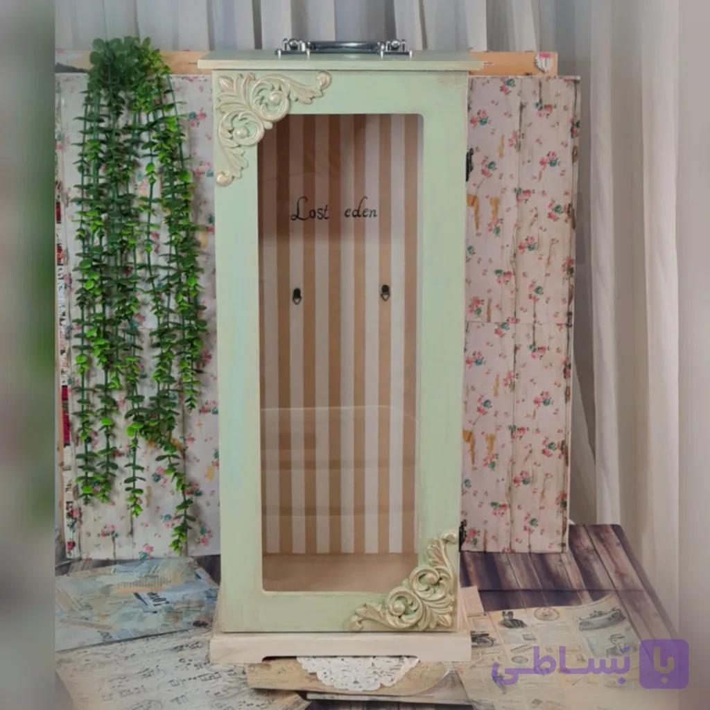 جعبه ی چوبی عروسک ویترینی پتینه وینتیج (فروش فقط همراه عروسک ۵۵ سانتی)