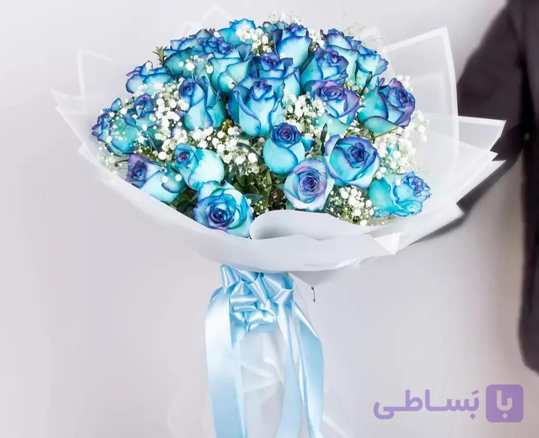 دسته گل طبیعی رز هلندی آبی و ژیپسوفیلا کد (۶٠۵)