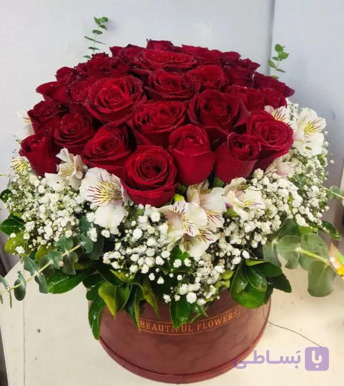باکس گل طبیعی ترکیب  رز هلندی قرمز و آلسترومریا سفید کد (۶۵)
