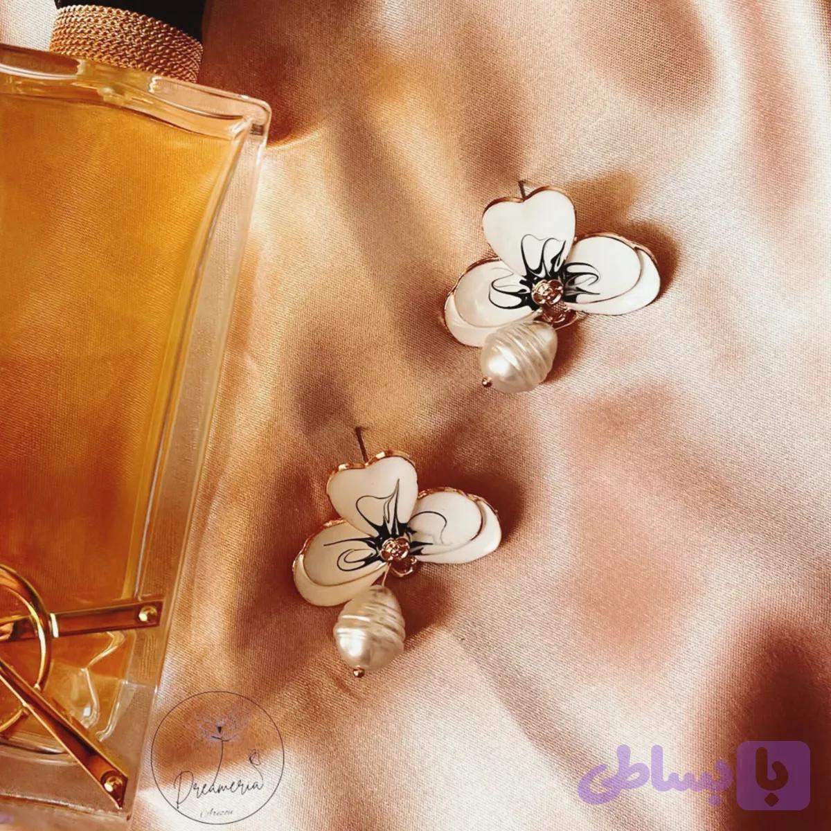 گوشواره میناکاری طرح گل و مروارید سفید مشکی