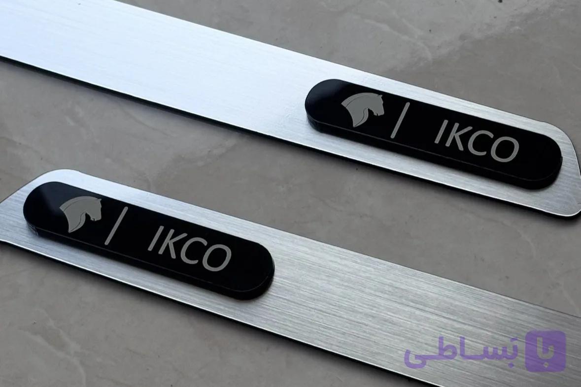 زه پایین آینه جانبی دنا پلاس با نوشته و لوگو ikco ( طرح استیل کرومی )