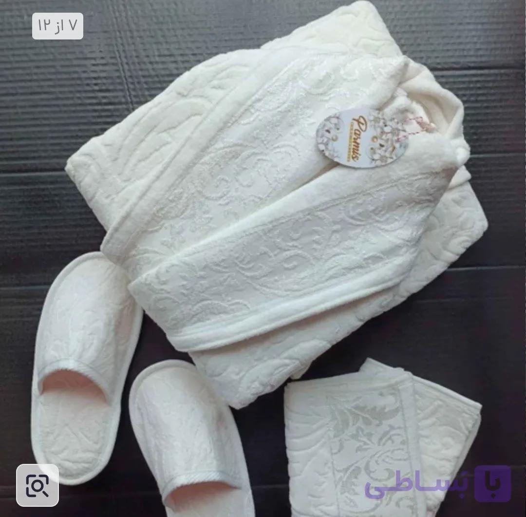 حوله تن پوش کلاهدار نیم ست باکیفیت عالی نرم آبگیری بالا دارای حوله دستی بزرگ و دو عدد پاپوش بسیار باکیفیت