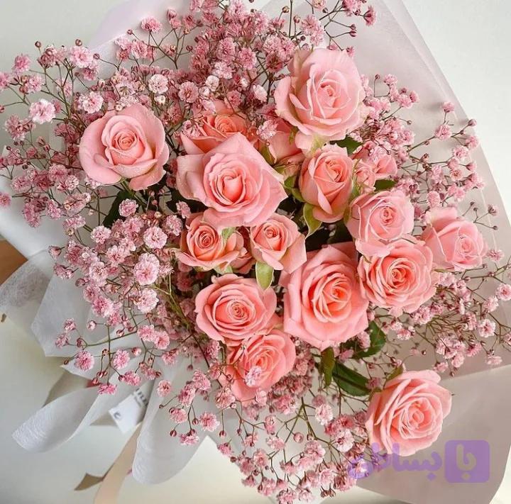 دسته گل رز مینیاتوری و ژیپسوفیلیا صورتی با کاغذ خارجی