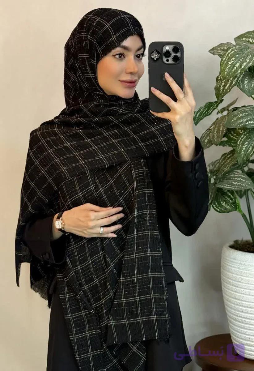 شال پلیسه مشکی سفید طرح چهارخانه شال پلیسه مشکی لمه دار — تصویر 1