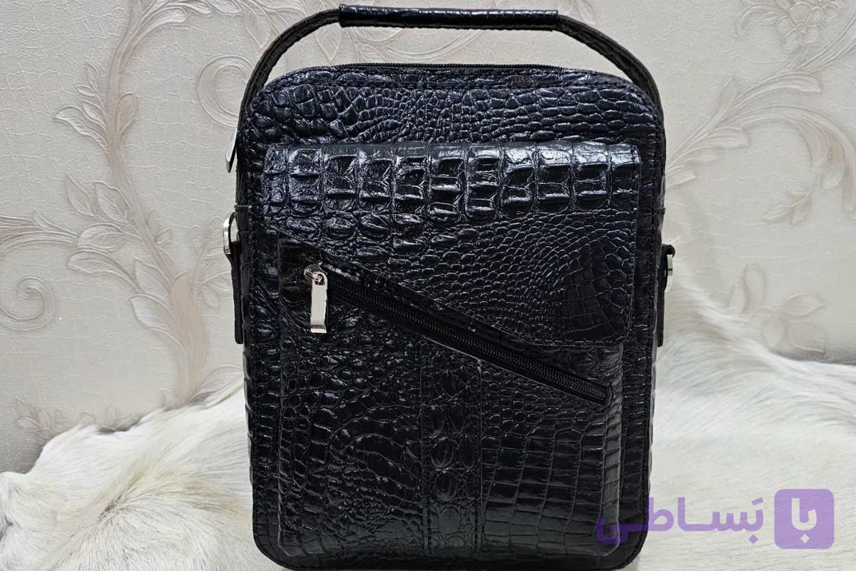 کیف دوشی مردانه دوخته شده با چرم گاوی و یراق درجه یک.