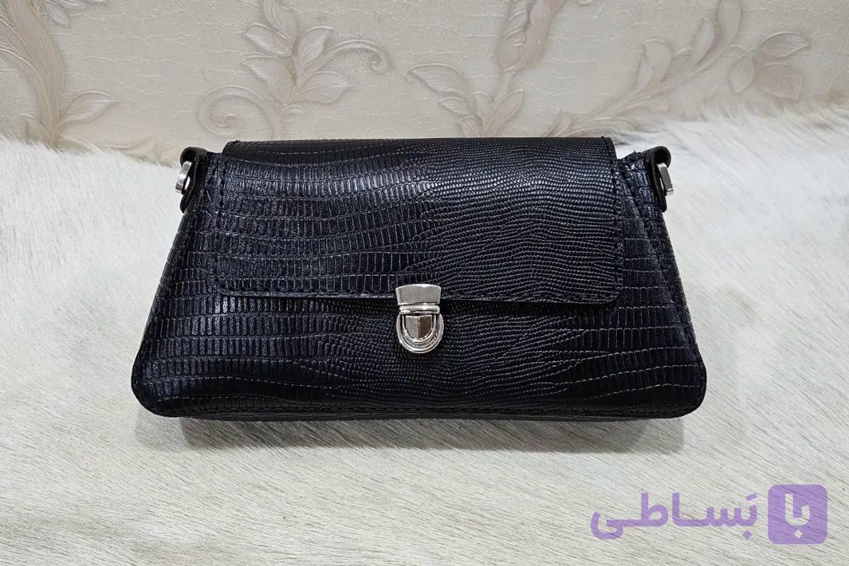 کیف دوشی نقلی چرم گاوی طرح لیزارد و دست‌دوز