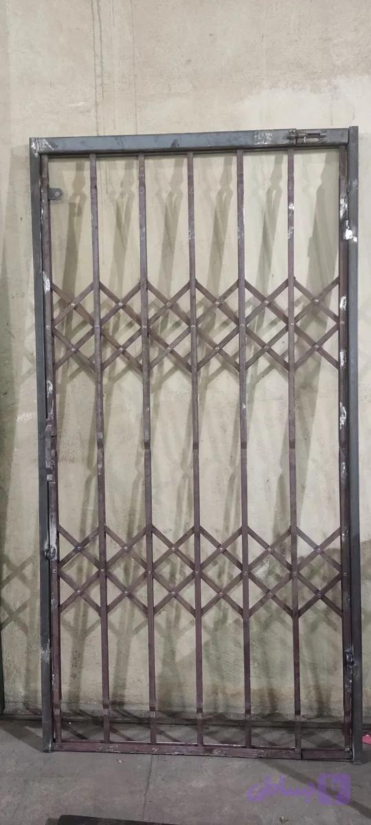 درب آکاردئونی طرح دو گل: — تصویر 1