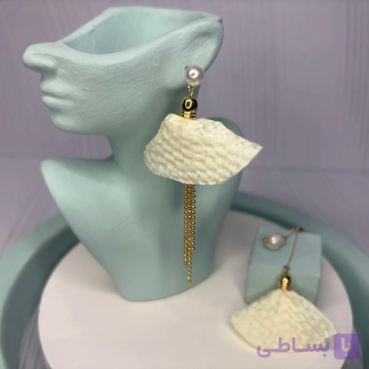 گوشواره آویز گل پارچه‌ای و مروارید