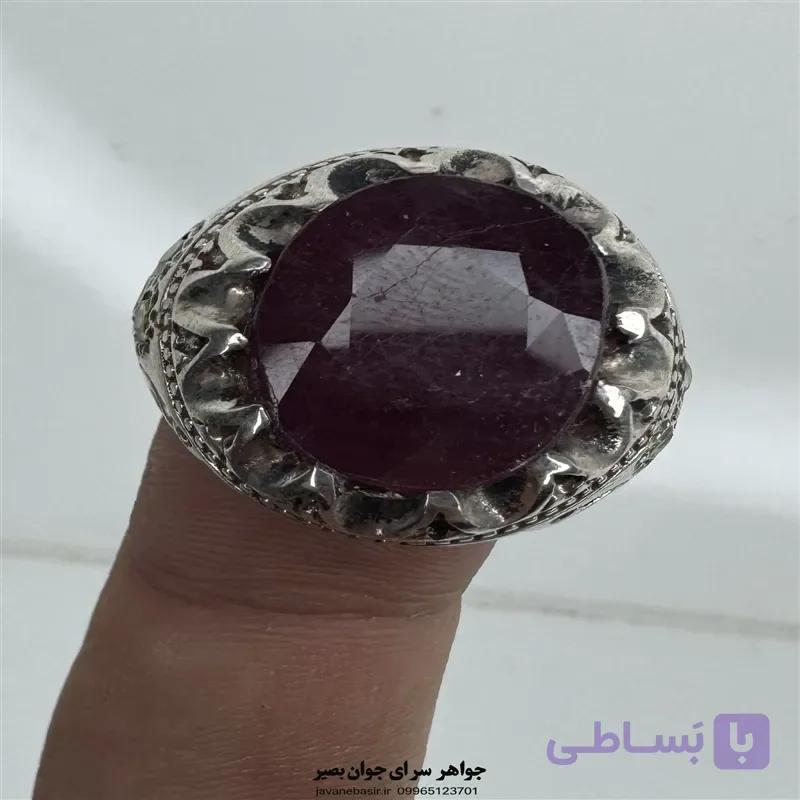 انگشتر یاقوت سرخ دانه‌اناری با مخراج زبرجد و رکاب نقره ۹۲۵ — تصویر 1