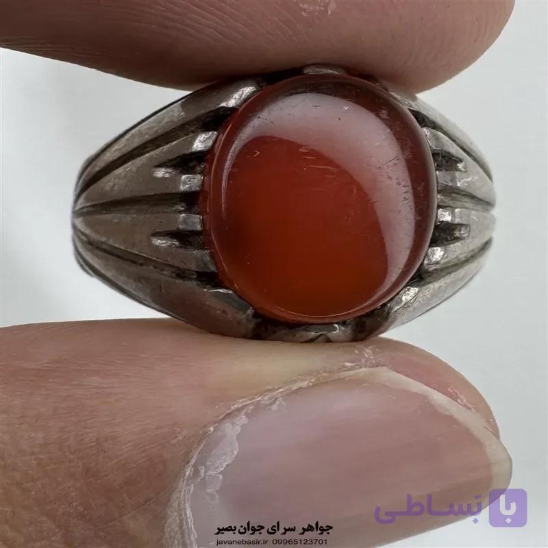 انگشتر عقیق سرخ آبدار با مخراج زمرد و رکاب نقره دست‌ساز — تصویر 1