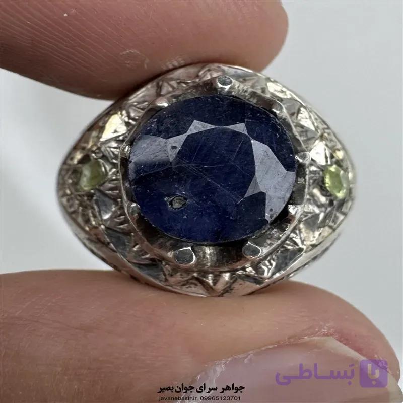 انگشتر یاقوت کبود با مخراج‌کاری زبرجد و رکاب نقره ۹۲۵ — تصویر 1