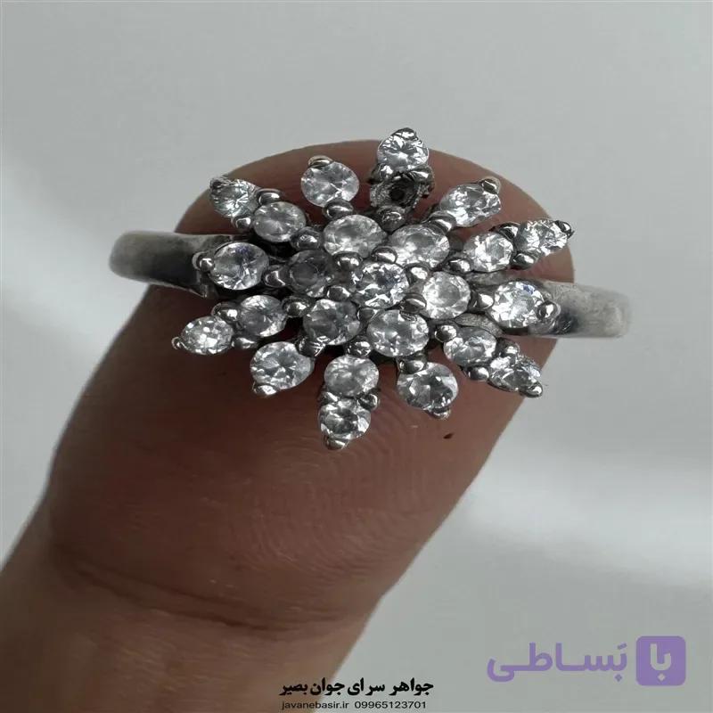 انگشتر زنانه نقره ۹۲۵ با طراحی گل‌مانند درخشان — تصویر 1