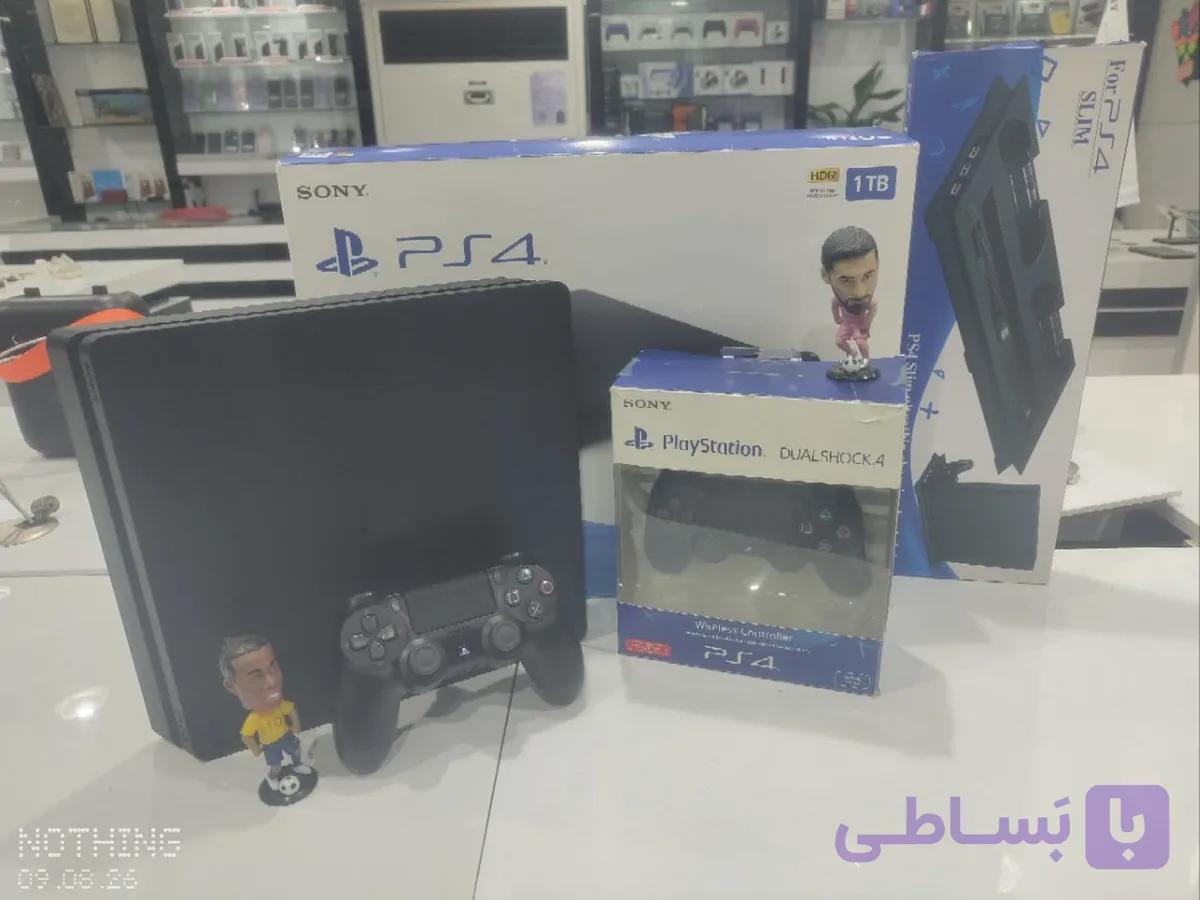 PS4 SLIM سونی مدل 2115 حافظه 1 ترابایت کپی خور 2دسته همراه پایه شارژر و فن خنک کننده — تصویر 1