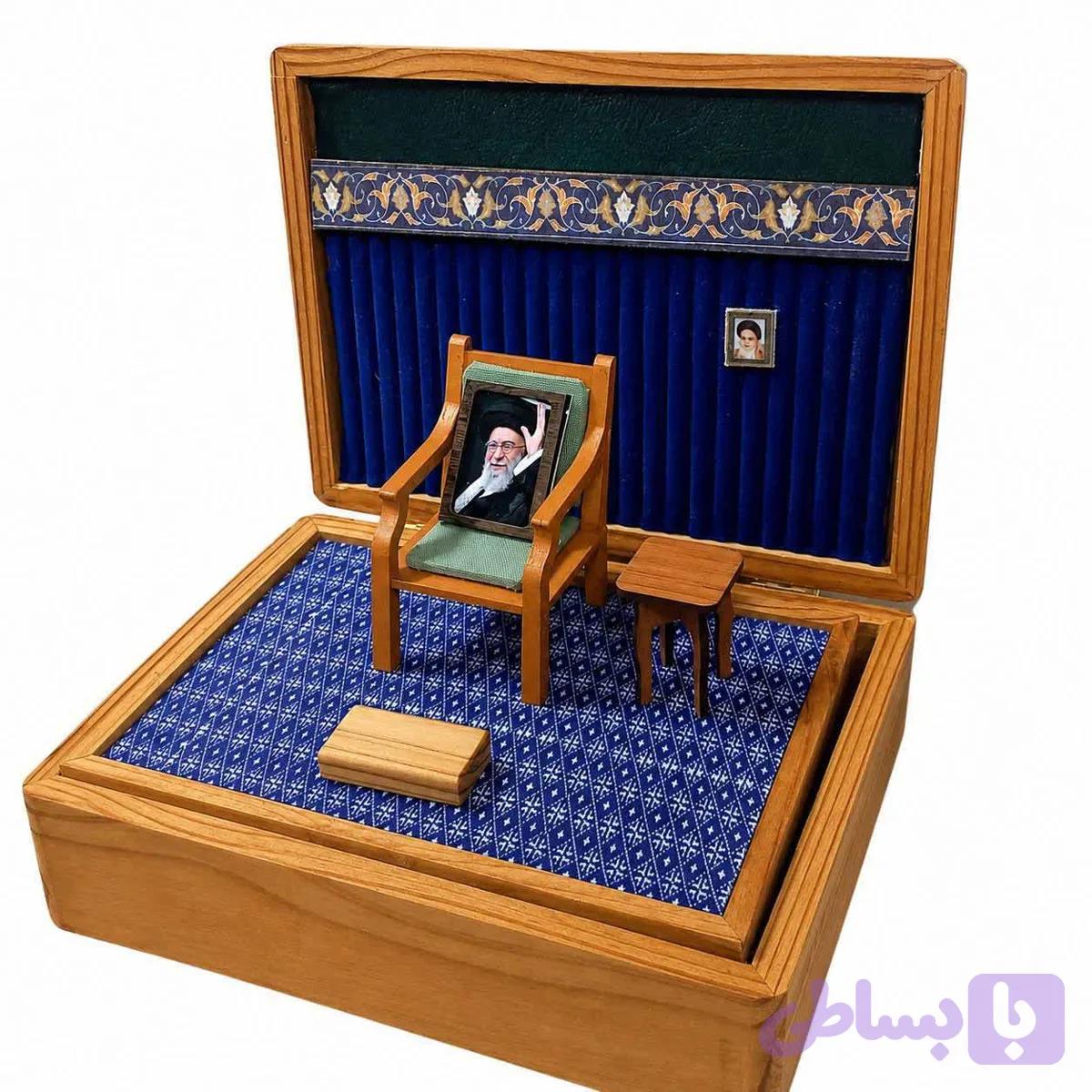 استند چوبی بیت رهبری — تصویر 1