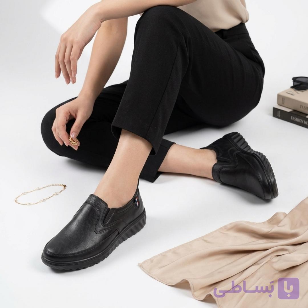 کفش طبی زنانه مدل مه‌گل (طرح راحتی کشی بدون بند، زیره دندانه‌دار پی‌یو آنتی‌شوک و رویه چرم نرم مشکی) — تصویر 1