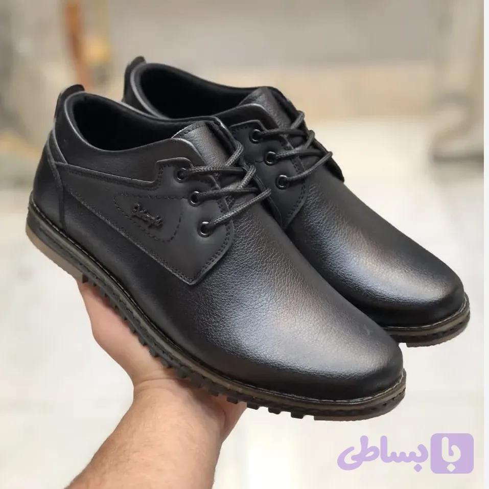 کفش چرم مردانه عشاقی مدل دنا مشکی بندی رویه چرم صنعتی زیره پی وی سی کفی طبی دور دوخت شرکتی