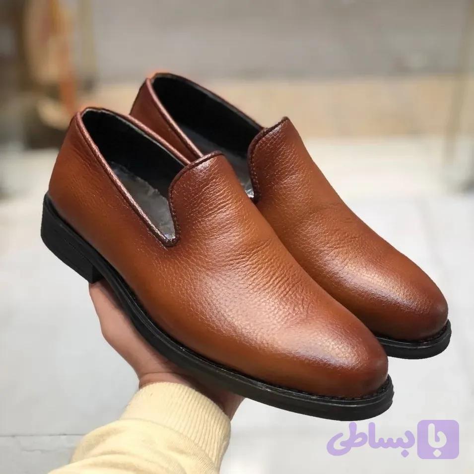 کفش چرم مجلسی مردانه طرح کالج عسلی رویه چرم طبیعی گاوی آستر چرم بزی کفی طبی زیره لاستیک نشکن قالب استاندارد 6 ماه ضمانت