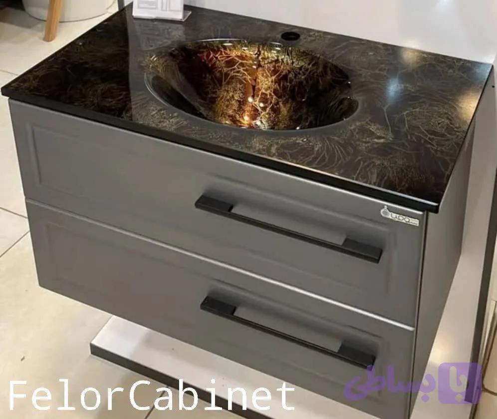 کابینت روشویی پی وی سی مدل 1061 با صفحه روشویی شیشه‌ای مشکی طلایی