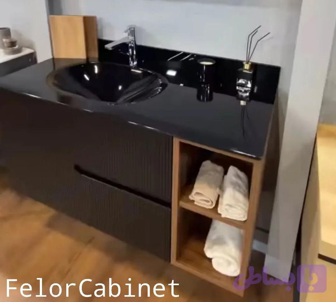 کابینت روشویی پی وی سی مدل 1065 با صفحه شیشه‌ای مشکی و دو درب داشبوردی با شلف چوبی جانبی