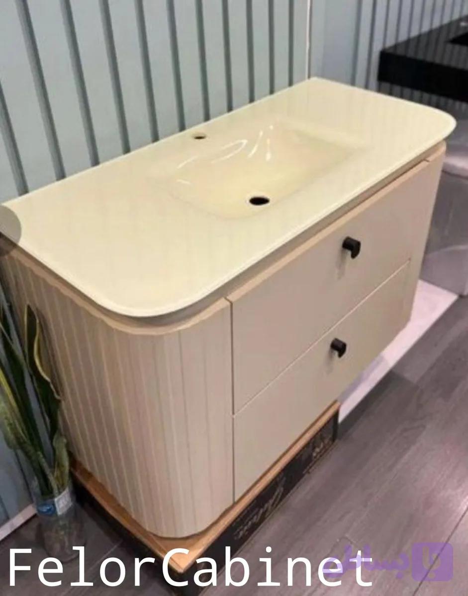 کابینت روشویی مدرن مدل ۱۰۸۴ با طراحی بدنه شیاردار (بامبو) و صفحه شیشه‌ای