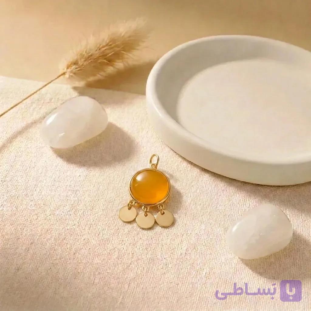 آویز طلا عقیق زرد | پلاک ظریف و اصیل طلای ۱۸ عیار — تصویر 1