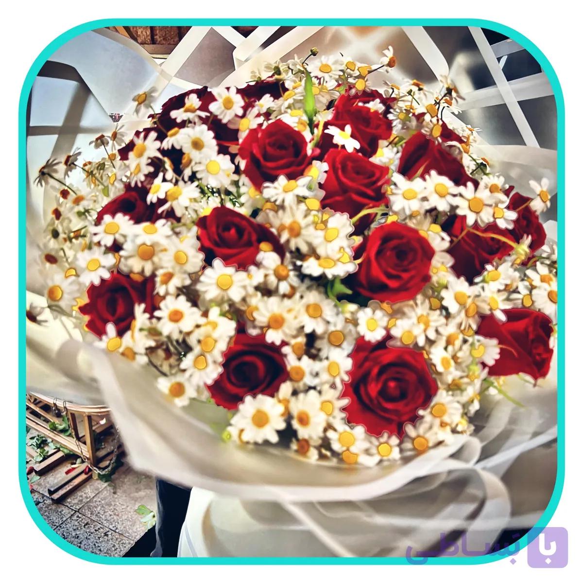 دسته گل مدل «نجوای عشق» (ترکیب رز قرمز هلندی و بابونه وحشی)