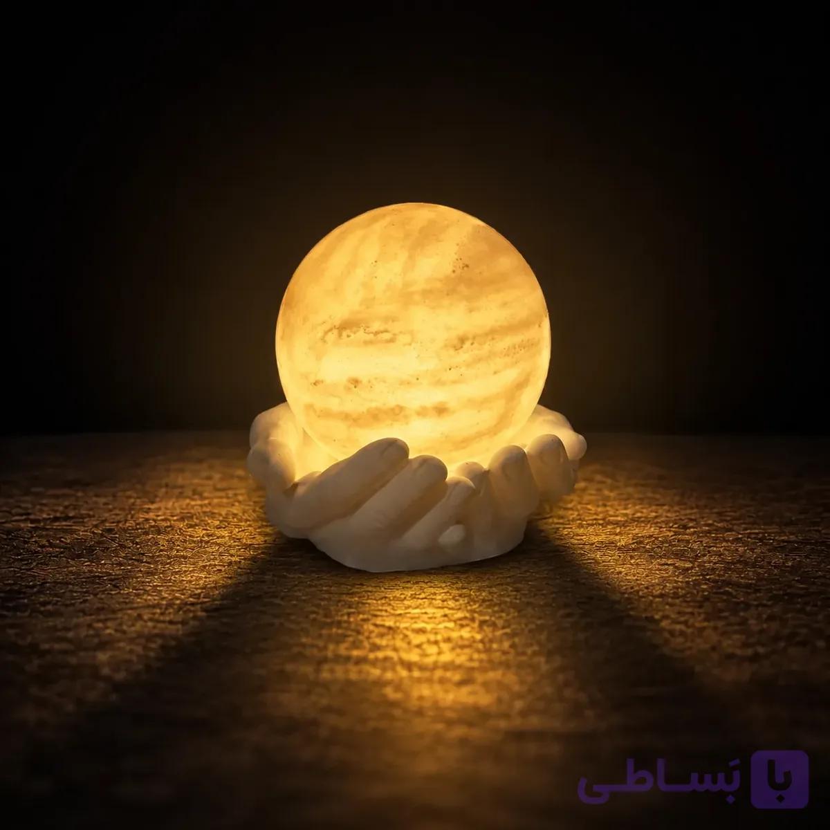 آباژور سنگ نمک مدل ماه در دست بهمراه هدیه — تصویر 1
