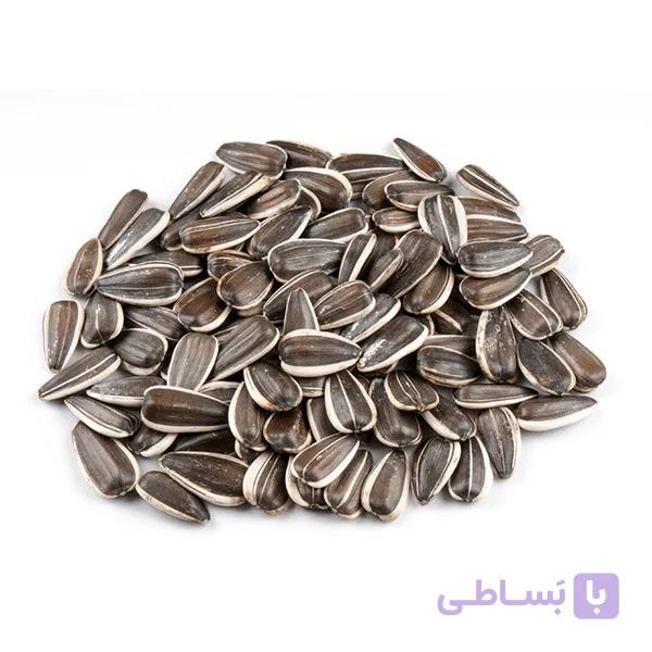 تخمه خام دور سفید