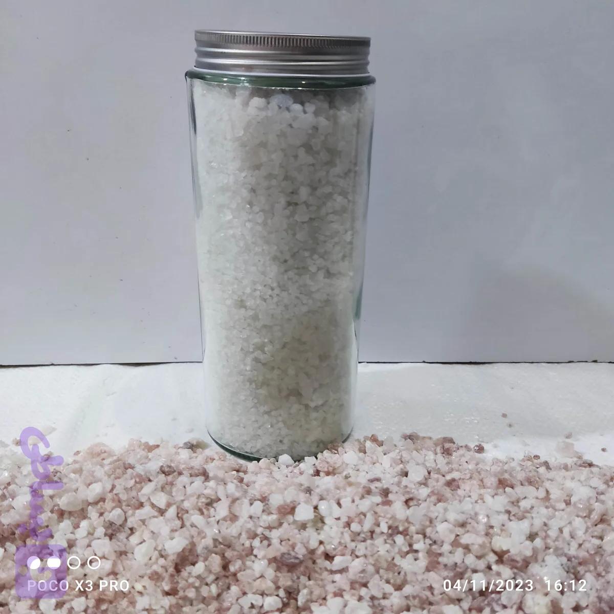 دلنمک جهرم 1400گرمی در ظرف شیشه ای استوانه ای با درب کانتینری فلزی دهانه 82میلیمتر