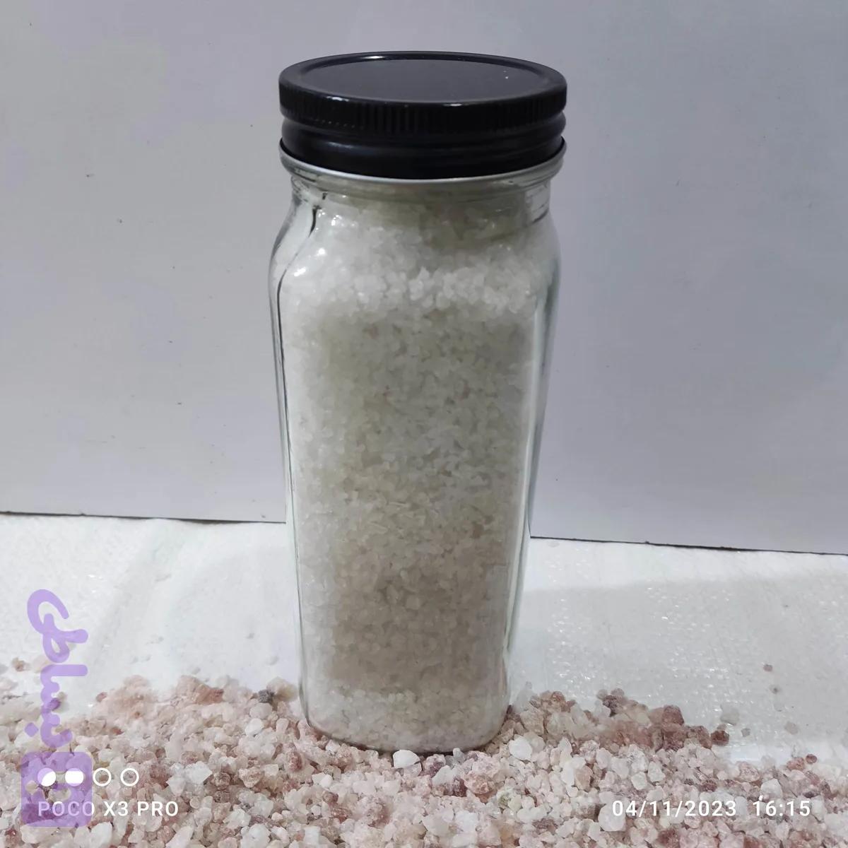 نمک صورتی ، دلنمک 950گرمی در ظرف شیشه ای 6ضلعی با درب کانتینری فلزی دهانه 68 میلیمتر