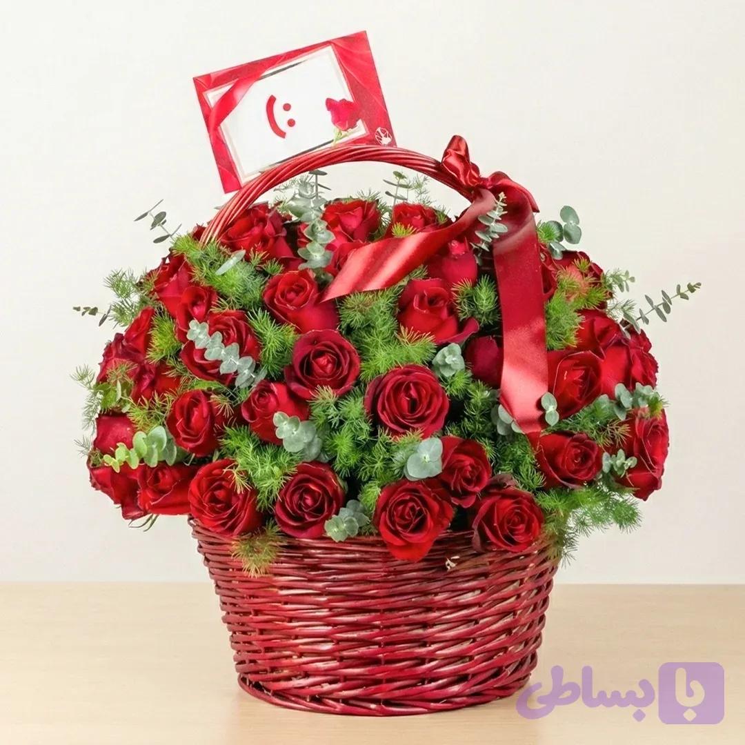 سبد گل رز هلندی و کیک مدل رزیتا