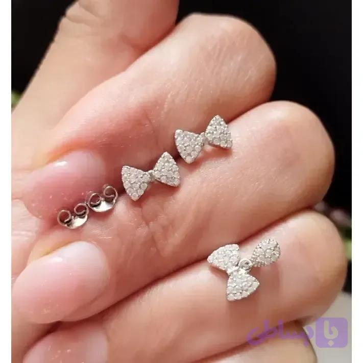 نیم ست نقره زنانه عیار 925 طرح پاپیون با روکش طلا سفید و گوشواره میخی وزن 2 گرم — تصویر 1