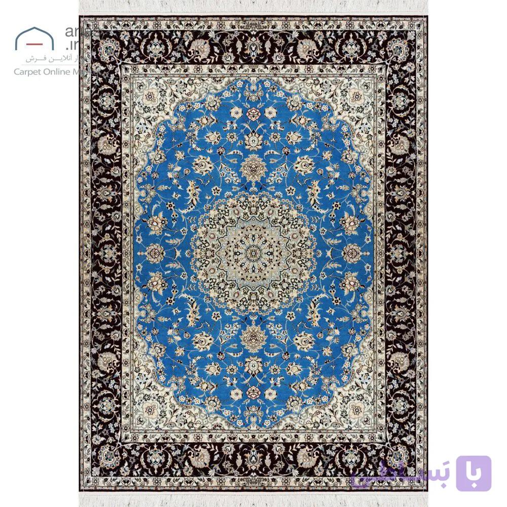 فرش دستباف نایین آبی حاشیه زرشکی نقشه لچک و ترنج ۶ لا گل ابریشم – سایز پرده‌ای (۱۶۰ × ۲۲۰ سانتی‌متر) کد D28180