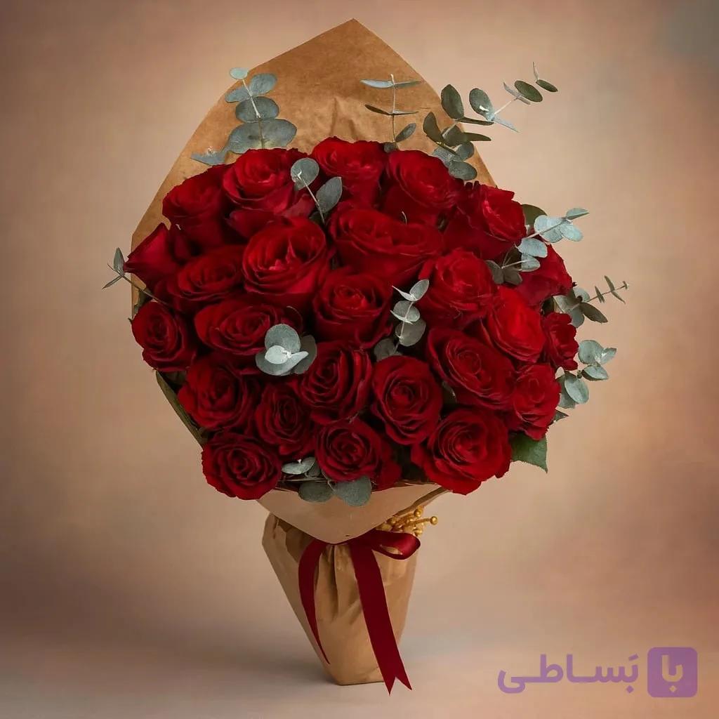 دسته گل رز قرمز ۲۵ شاخه با کاغذ کرافت کد148 (ترکیه) — تصویر 1