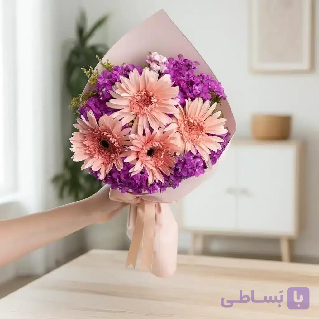 ژربرا صورتی و گل حسن یوسف در یک دسته گل پودری کد138 (ترکیه) — تصویر 1
