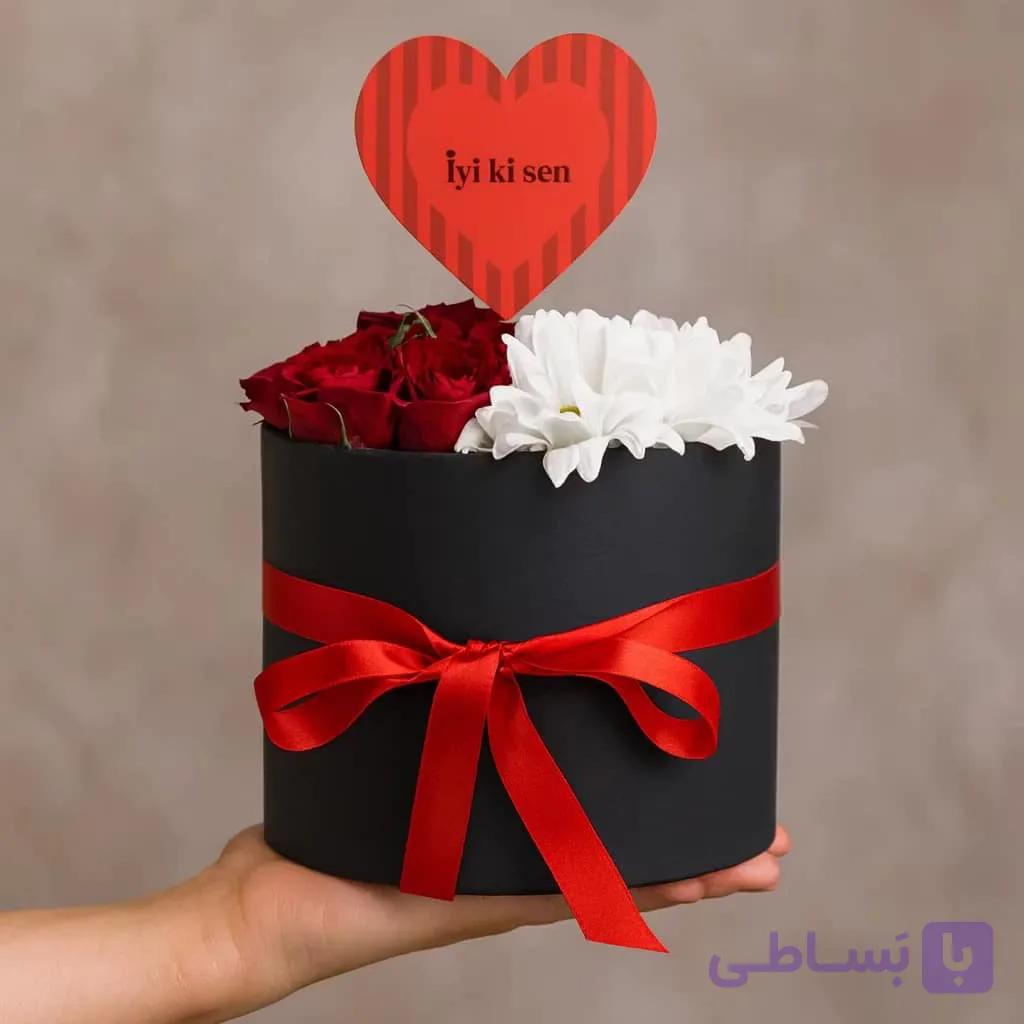 گل رز قرمز و گل مینا سفید در یک جعبه سیاه کد130 (ترکیه) — تصویر 1