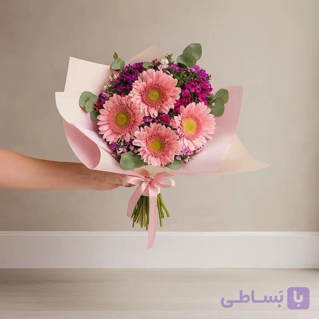 ژربراهای صورتی و گل ویلیام شیرین در یک دسته گل یاسی کد121 (ترکیه) — تصویر 1