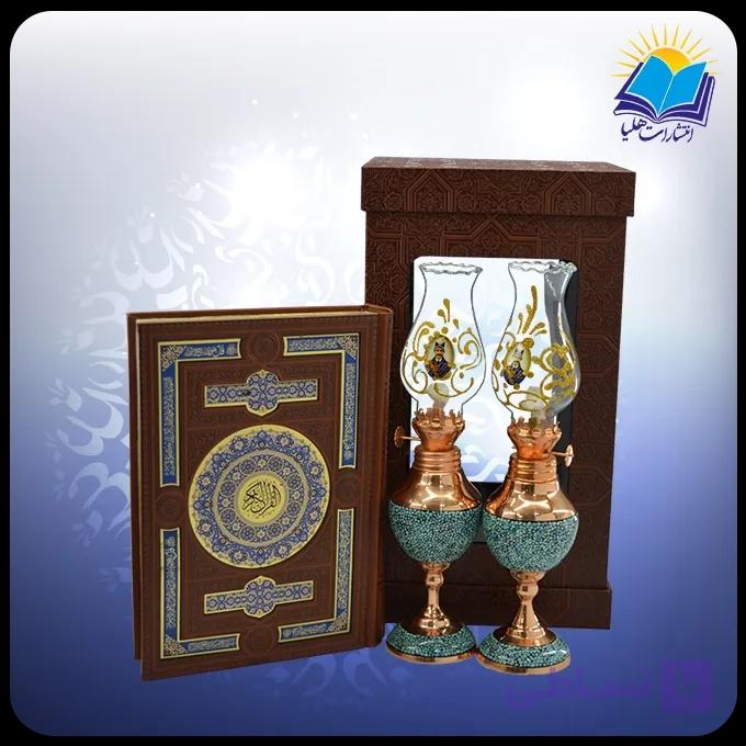 قرآن وزیری با دو چراغ نفتی 20 فیروزه جعبه چرم طلقدار (کد190395) — تصویر 1