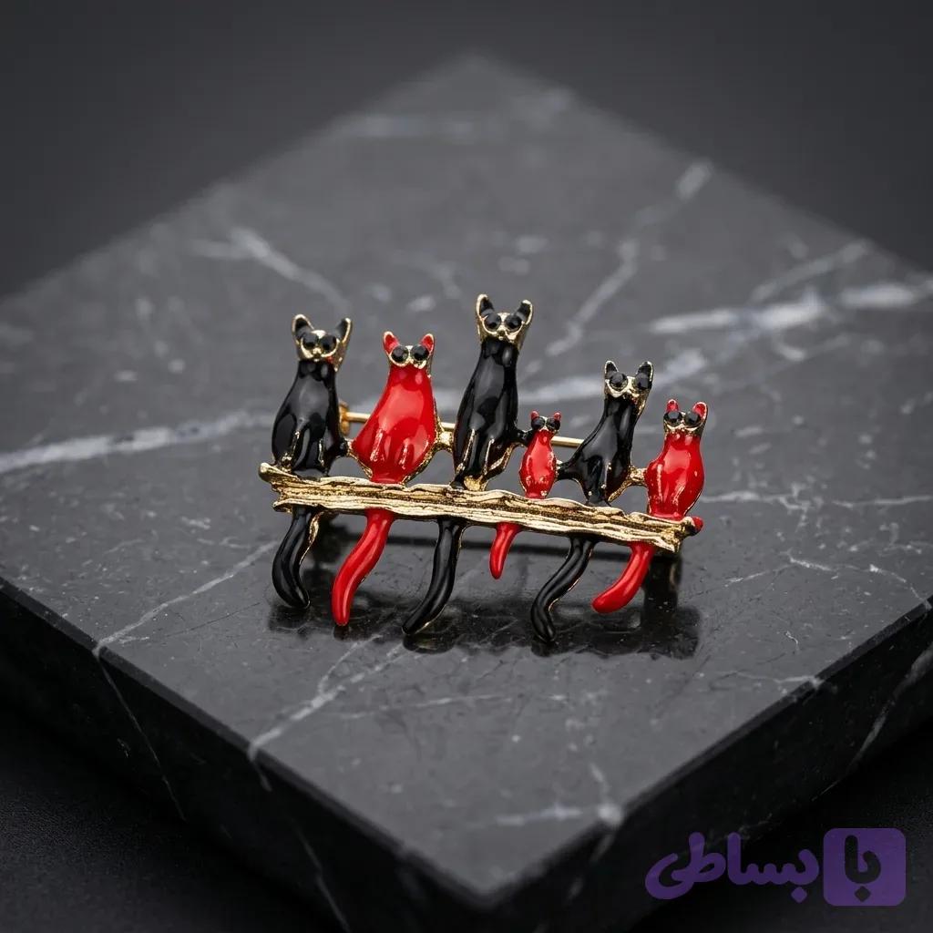 سنجاق سینه گربه‌ای نگین‌دار مشکی و قرمز نوراشاپ | بروچ فانتزی و خاص